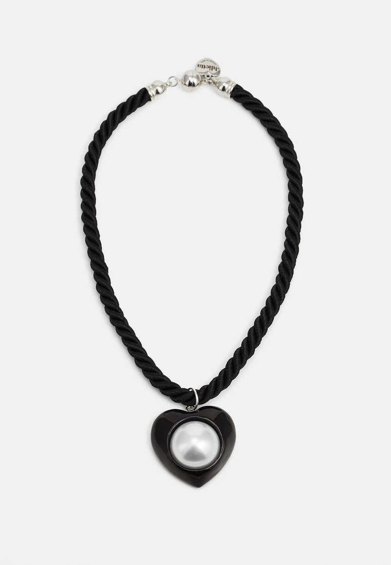 Collier en corde noire avec un design tordu, orné d'un pendentif en forme de cœur avec un centre lisse et blanc ressemblant à une perle. Accents en métal argenté.