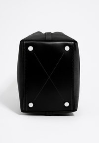 Borsa nera realizzata in materiale sintetico testurizzato. Presenta una base quadrata, dettagli in metallo argentato e cuciture rinforzate con un motivo a X.