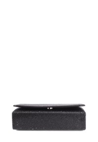 Clutch nera con texture dal design piatto, dotata di chiusura a scatto metallica e superficie liscia sulla parte superiore. Forma compatta e rettangolare.