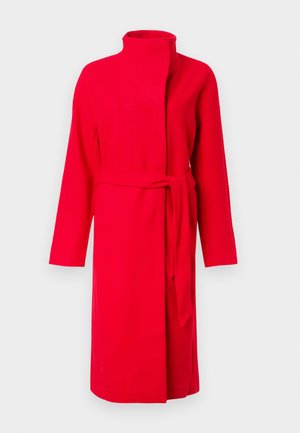 Punane, põlvekohane mantel pikkade varrukatega ja kõrge kraega. Omab sobivat kangast vöö ja sujuvat, ühtlast tekstuuri.