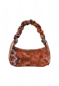 Geantă maro din material textil cu print floral, mâner din material adunat și închidere cu fermoar. Include accente din piele și detalii cu logo.