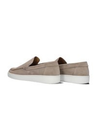 Beige suede instappers met een ronde neus, witte rubberen zool en een minimalistisch ontwerp. Geen veters, met subtiele stiksels.