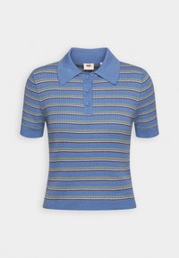 Blå ribbad pikétröja med krage, med flerfärgade horisontella ränder, tre knappar i knäppningen och korta ärmar.