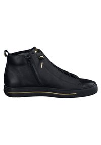 Botas de cuero negro hasta el tobillo con cierre de cremallera, acabado texturizado, punta redondeada y acentos dorados a lo largo de la suela y la cremallera.