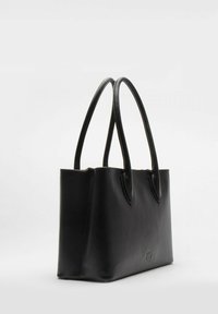 Borsa a tracolla nera in pelle con due manici lunghi. Forma rettangolare, texture liscia, presenta un logo sulla parte frontale e una chiusura a zip nella parte superiore.