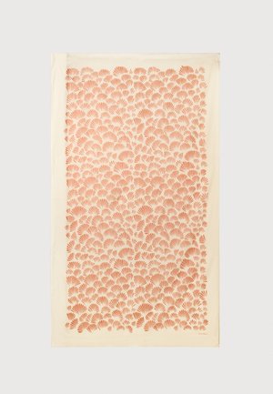 Šála s krémovým pozadím zdobená opakujícím se vzorem oranžových motivů ve tvaru ventilátoru, které jsou těsně uspořádány po celé látce.