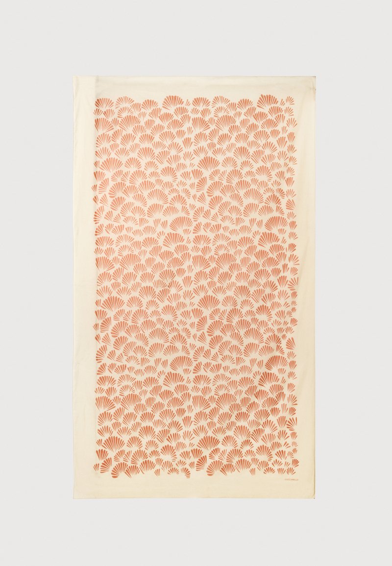 Καφέ με εκρού φόντο που παρουσιάζει επαναλαμβανόμενο μοτίβο από πορτοκαλί μοτίβα σε σχήμα βεντάλιας, διατεταγμένα στενά σε όλο το ύφασμα.