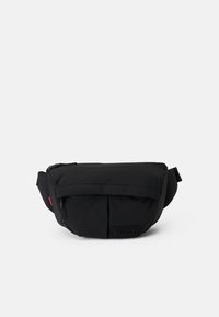 Melnas neilona jostas somiņa ar rāvējslēdzēju, divām priekšējām kabatām un teksturētu logotipa uzšuvumu. Aprīkota ar platumu regulējamu jostu.