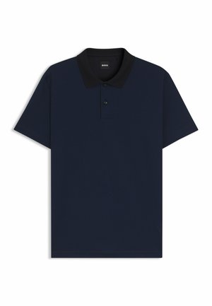 Marineblauw poloshirt met een zwarte kraag, twee-knopen-knopsluiting en een textuurstof. Korte mouwen en een recht gesneden zoom.