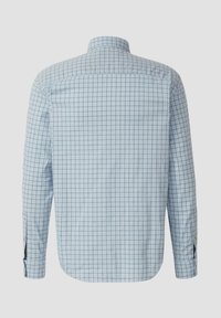 Lichtblauwe blouse met lange mouwen, voorzien van een geruit patroon met donkerblauwe lijnen, standaard kraag en knoopdetails op de mouwen.