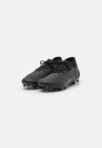 Scarpe da calcio nere con superficie texture, dotate di perforazioni, design con lacci e colletto alto. Suole in gomma chiodate per una migliore aderenza.