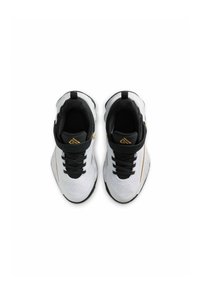 Zapatillas deportivas en blanco y negro con tejido texturizado, cordones negros y un acento dorado. Presentan un talón y una entresuela reforzados para mayor soporte.