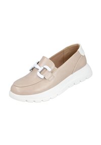 Zapato de piel beige sin cordones con un acento de cadena blanca y una suela gruesa blanca, presentando una superficie suave y un diseño de punta redondeada.