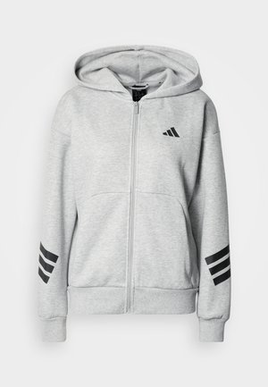 Šedá mikina na zips z mäkkej látky s kapucňou, s čiernym logom Adidas na hrudi a tromi čiernymi pruhmi na rukávoch.