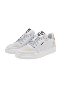 Zapatillas blancas y crema con un cuero superior suave, cordones grises, detalles perforados y un acento de cuero beige en el talón.