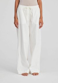 Unselected, whisper white