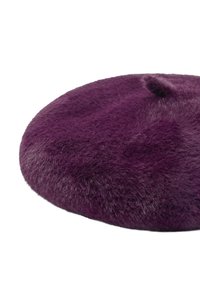 Okrągły, fioletowy beret z futrzanym, miękkim w dotyku materiałem, o delikatnym połysku. Wzór jest gładki z lekko uniesionym środkiem.