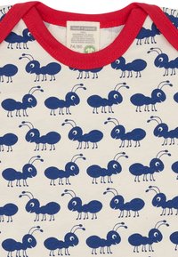 Weißes Bio-Baumwoll-Bodysuit mit wiederholtem navy-blauen Ameisenprint. Mit rotem Rundhalsausschnitt und kurzen Ärmeln. Enthält ein Pflegeetikett.