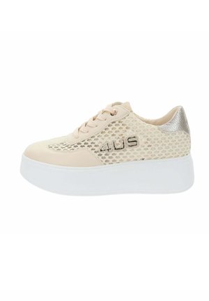 Zapatilla beige con laterales de malla, talón metálico, diseño con cordones, logo "4US" en el costado y suela plataforma blanca gruesa.