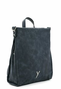 Sac cabas en cuir noir perforé avec une poignée supérieure et un logo argenté en forme de Y sur le devant, présenté sur fond blanc.