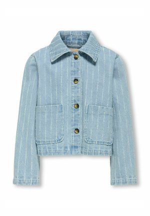 Giacca di jeans azzurro chiaro con righe verticali, due tasche frontali, chiusura con bottoni e colletto; presenta un tessuto texturizzato.
