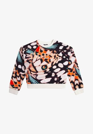 Sudadera con patrón multicolor de alas de mariposa y logo "GUESS" en beige en el pecho, con puños y cintura blancos.