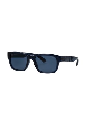 Schwarze rechteckige Sonnenbrille mit dunkel getönten Gläsern und strukturierten Bügeln, die das Wort "SUPER" an der Seite trägt.