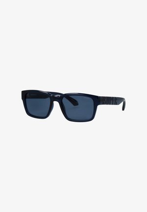 Schwarze rechteckige Sonnenbrille mit dunkel getönten Gläsern und strukturierten Bügeln, die das Wort "SUPER" an der Seite trägt.