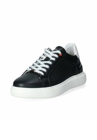 Sneaker nera con tomaia in pelle, pannello laterale in rete, suola in gomma bianca e lacci spessi bianchi. Accentuata da un dettaglio rosso vicino ai fori per i lacci.