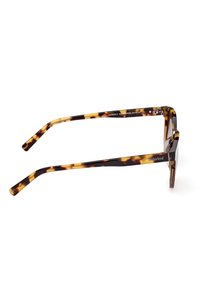 Gafas de montura rectangular con patrón de carey, material plástico y patillas curvadas, con la marca "Timberland" en una de las varillas.