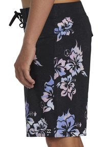 I pantaloni da bagno neri presentano una stampa floreale in tonalità di rosa e blu con una finitura testurizzata. Comprendono un cordoncino e un piccolo logo sull'orlo.