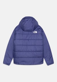 Modrá čepice s kapucí, voděodolný materiál, horizontální švy a bílé logo The North Face na pravé zadní straně.