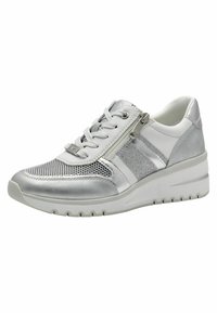 Scarpa sportiva argentata realizzata in materiali mesh e pelle, con lacci, una zip decorativa e suola testurizzata e imbottita.