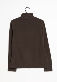 Brązowa bluzka z długim rękawem i golfem wisząca na czarnym wieszaku, o miękkiej fakturze i dopasowanym kroju z bocznymi rozcięciami na dole.