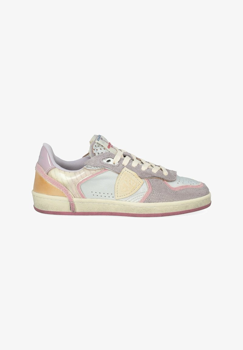 Zapatilla que combina cuero gris claro, acentos rosas y ante beige. Detalles perforados y suela de goma texturizada.