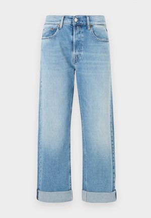 Jeans de ganga azul claro com corte reto, apresentando cinco bolsos, fecho com botão e bainhas dobradas na parte inferior.