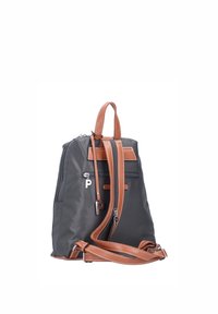 Zaino in nylon grigio con dettagli in pelle marrone chiaro, dotato di manico superiore, spallacci regolabili e tasche con cerniera. Dettagli cuciti visibili.