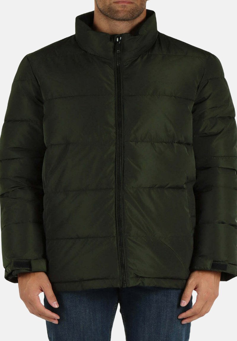 Giacca puffer verde scuro con colletto alto, dotata di zip frontale completa, polsini a costine e cuciture orizzontali per l'isolamento.