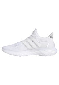 Baskets de sport blanches avec empeigne en maille, trois bandes latérales, semelle amortie, et design à lacets, présentées de profil sur fond blanc.