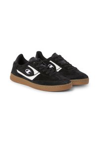 Schwarze Wildleder-Sneaker mit einer Gummisohle, die weiße Logoakzente und schwarze Schnürsenkel aufweist. Runde Zehenform und gepolsterter Kragen für bequemes Tragen.