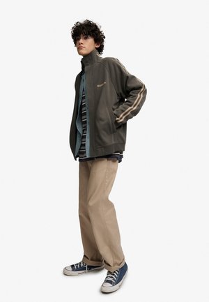 Bench, BENCH X SUPERDRY & CO BENCH HIGH NECK STRIPE TRACK TOP - Sweatjacke - beluga charcoal dune