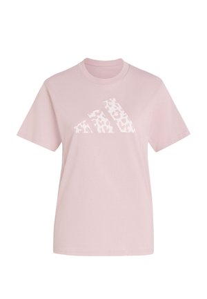 T-shirt rose clair à manches courtes avec col rond et logo blanc Adidas affichant un motif léopard subtil au centre avant.