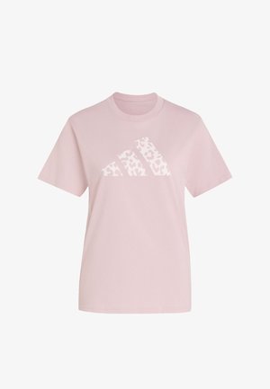 T-shirt rose clair à manches courtes avec col rond et logo blanc Adidas affichant un motif léopard subtil au centre avant.