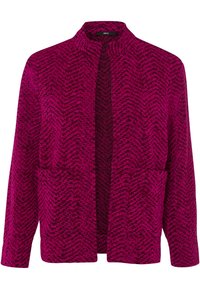 Fuchsiový kardigan s texturovaným zigzagovým vzorem, s stojáčkovým límcem a dvěma předními kapsami. Otevřený design bez zapínání.