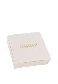 Rosa rektangulär låda med rundade hörn, som har ordet "amor" i guldtext på locket. Slät yta, minimalistisk design.
