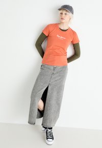 Pepe Jeans NEW VIRGINIA - Apdrukāts T-krekls - sunset orange