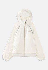 Veste légère blanche à capuche avec fermeture éclair frontale, poches latérales, poignets élastiques et logo discret sur la poitrine.