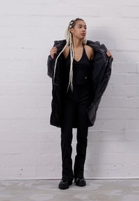 Calvin Klein Jeans SHINY LONG FITTED JACKET - Talvejope - ck black/bright white