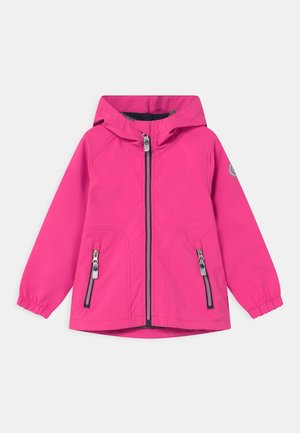 Veste à capuche pour enfants de couleur rose vif avec une fermeture éclair à l'avant et deux poches latérales zippées sur un fond blanc.