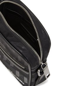 Borsa sintetica nera con un motivo testurizzato, cerniera argentata e tasca interna, dalla forma rettangolare e design compatto.
